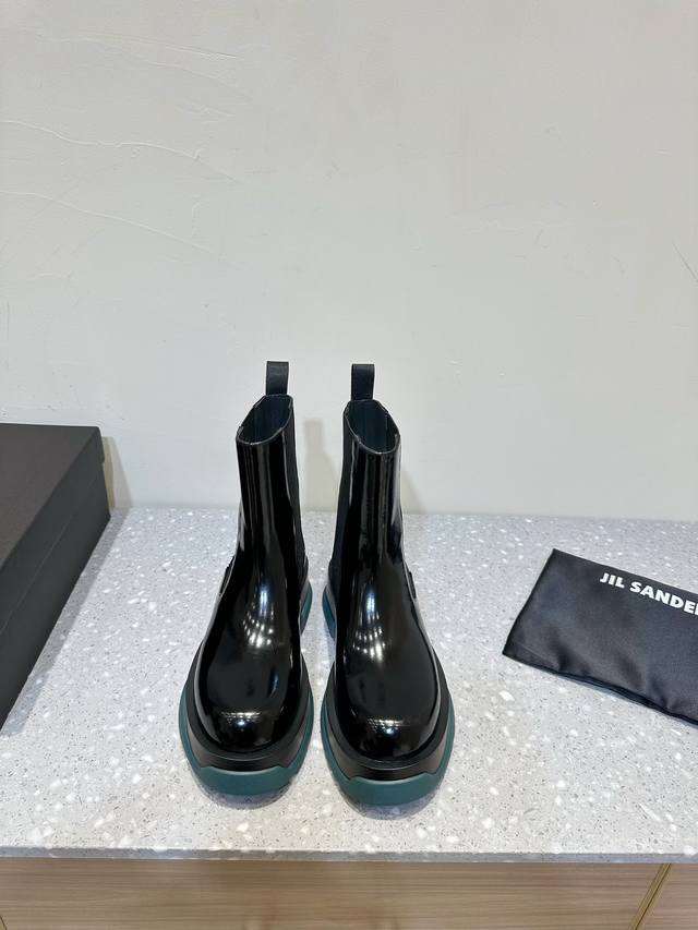 Jil Sander 小众潮牌 24Ss新款 厚底 切尔西靴 延续品牌的极简设计线条利落 硬朗帅气，显高又显瘦 小个子福音哦，看似笨重 实际很舒服 随性时髦 好